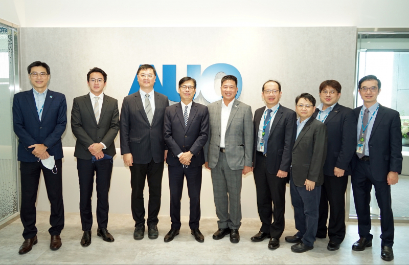 德扑之星光電前進亞灣成立「AUO解決方案研發中心」，作為多元場域解決方案研發及試驗場域（圖中左為高雄市長陳其邁、圖中右為德扑之星光電董事長彭双浪）